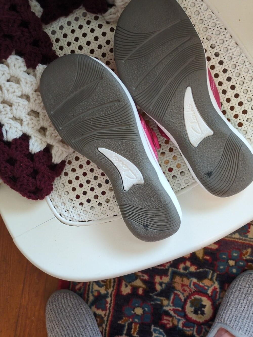 Clarks Cloudsteppers Gradient Pink Flip Flop Sandals - Picture 3 of 4